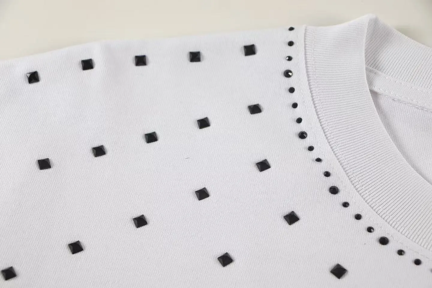 🅿️160 Style: 2026 new LOUIS VUITTON short-sleeved T-shirt Material: hot diamond process, high version 300g double yarn combed cotton Size: S～XL Color: white Style number: Z033